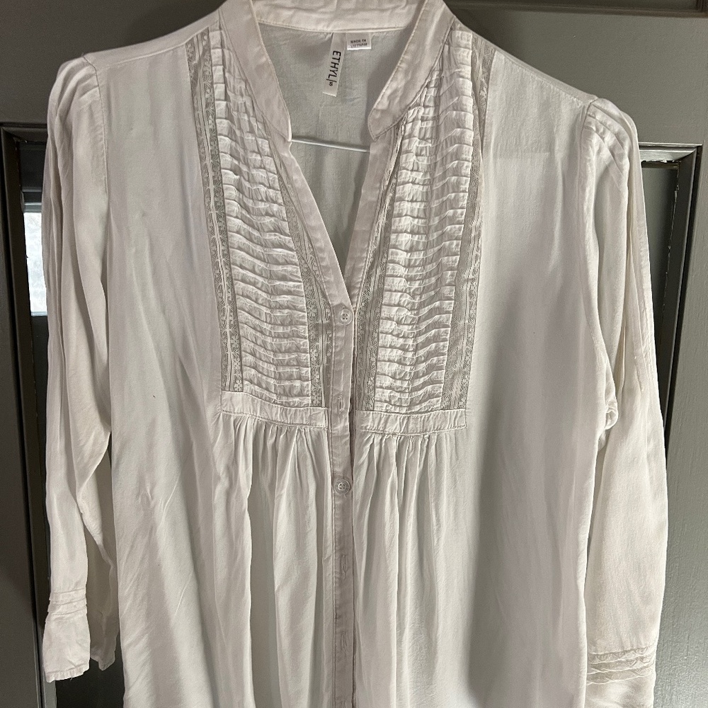 Light & Comfy White 3/4 sleeve top